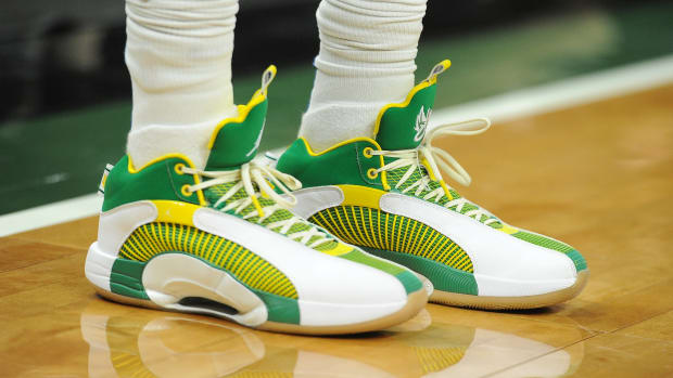 New York Knicks guard Kemba Walker wears the Air Jordan 35 'Rice' against the Milwaukee Bucks on January 28, 2022.